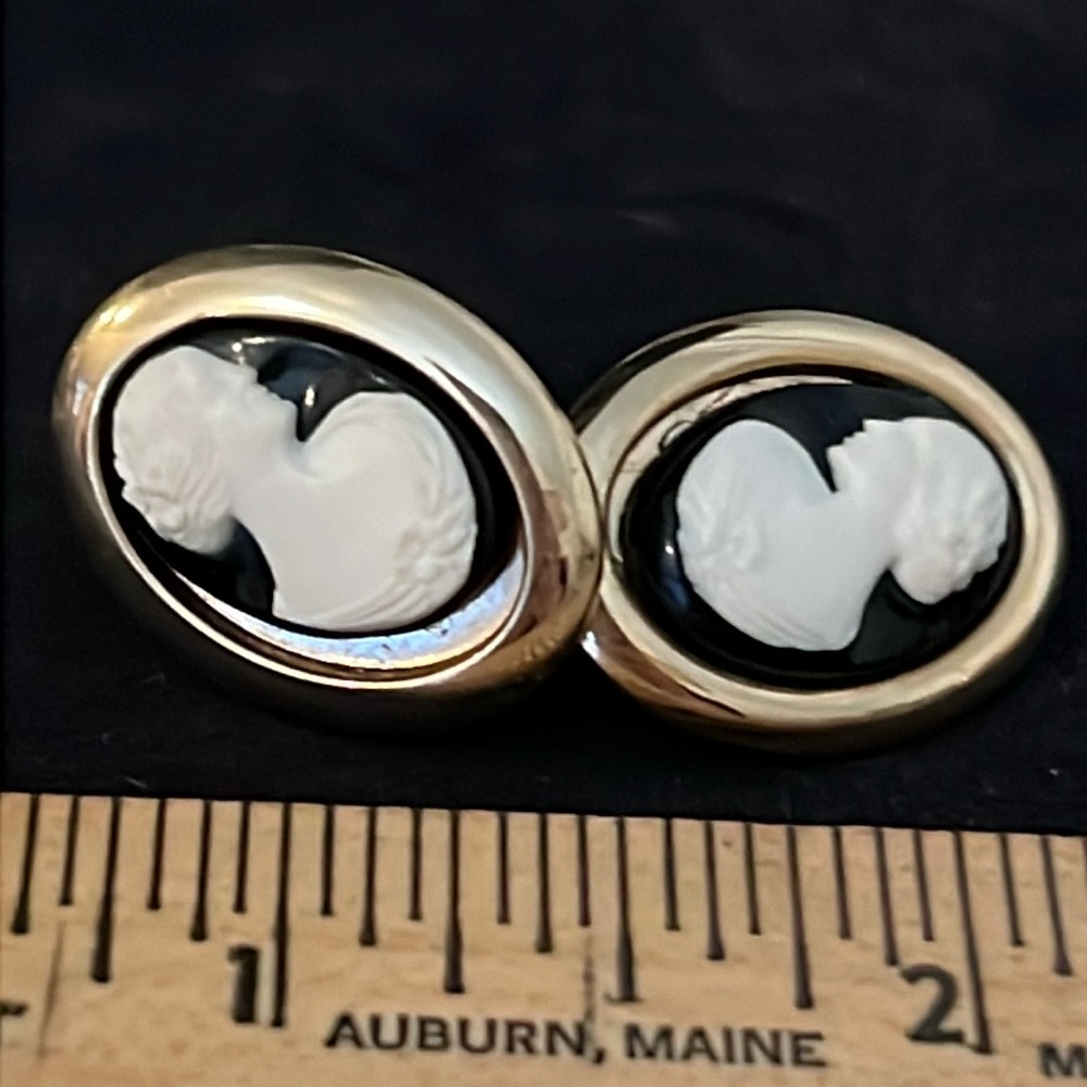 Sarah Coventry clip on cameo earrings
